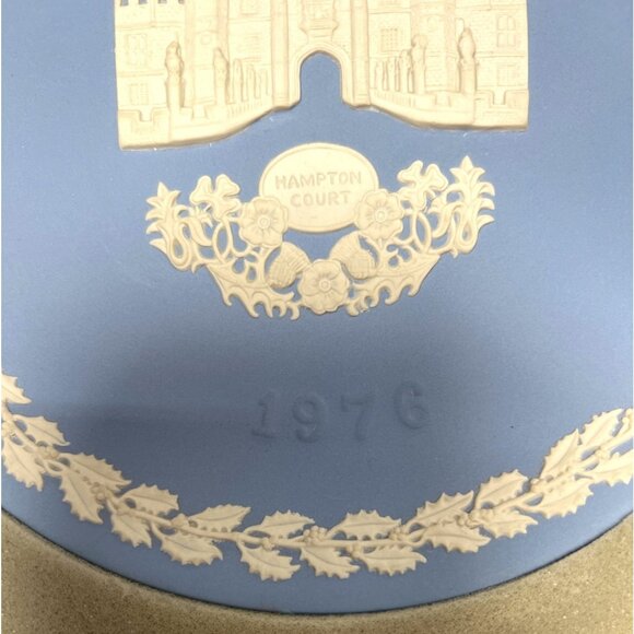Wedgwood 1976 Christmas Plate Hampton Court Design England Blue Jasperware - Picture 3 of 6